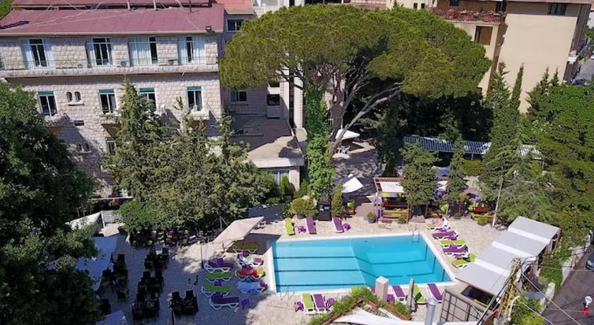 GARDEN HOTEL - Image 1