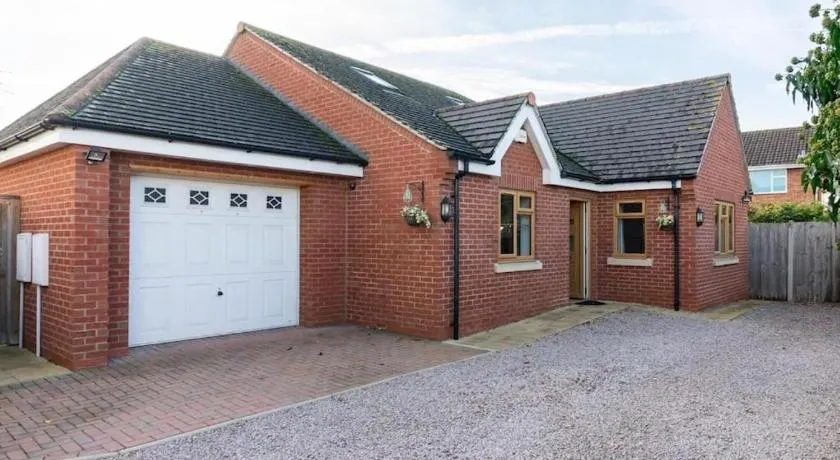 4 Bed Detached Home-Gloucester-Sleeps 10-Parking for 3-Work or Leisure - Image 1