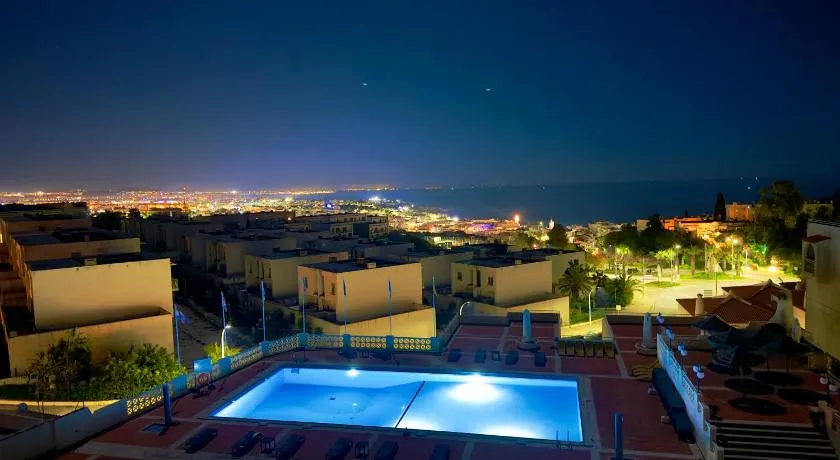 Ferienwohnung „Les 3 Dauphins“ mit Pool und Meerblick - Image 1
