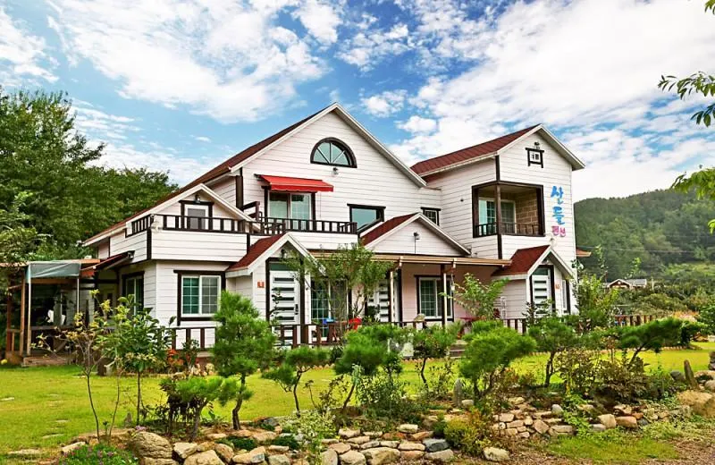 Cheongdo Mountains Bed and Breakfast - Image 1