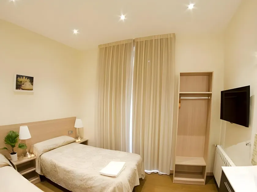 Hostal Excellence - Image 1