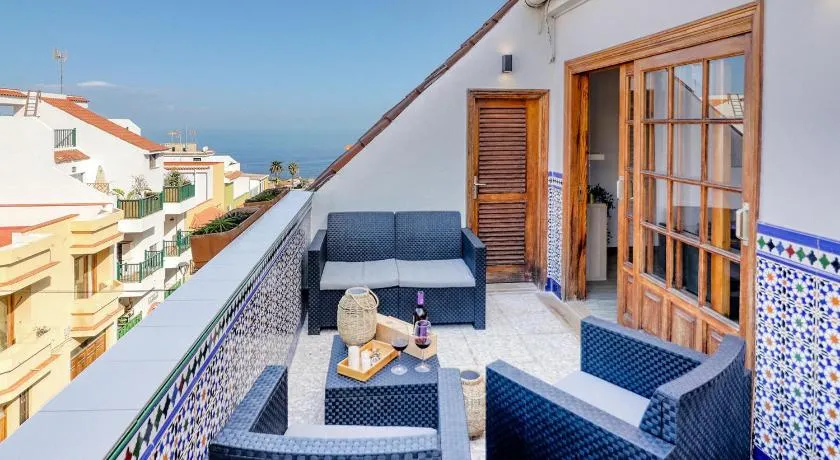 Cozy Retreat with Ocean Views, Private Terrace & Ensuite - Image 1