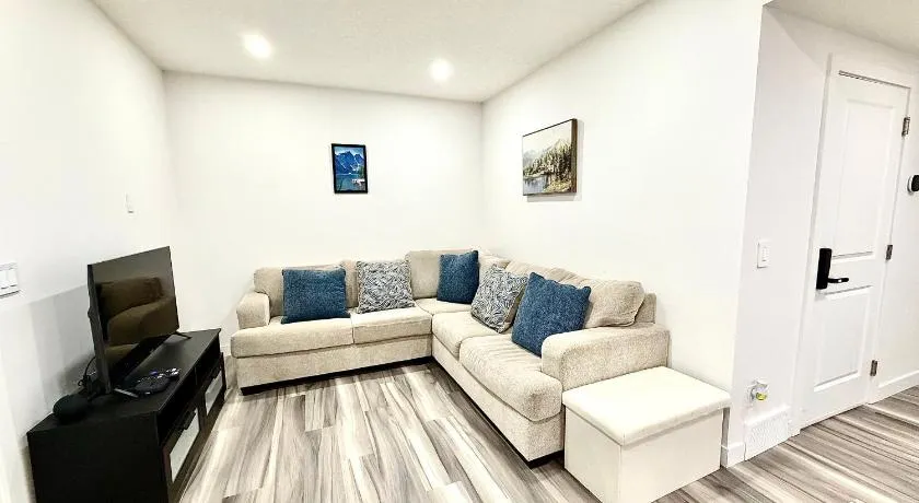 Cozy Two Bedroom Suite in NW Calgary - Near Banff & Calgary Airport - Image 1