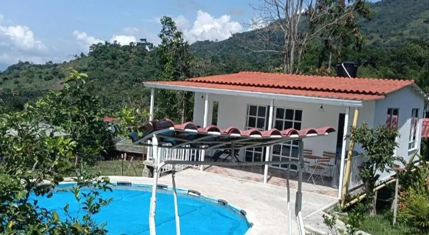 Casa campestre con piscina privada cerca de Villeta - Image 1