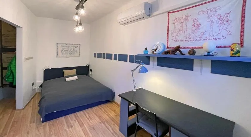 Quiet Garden Apartment with Terrace near Center - Image 1