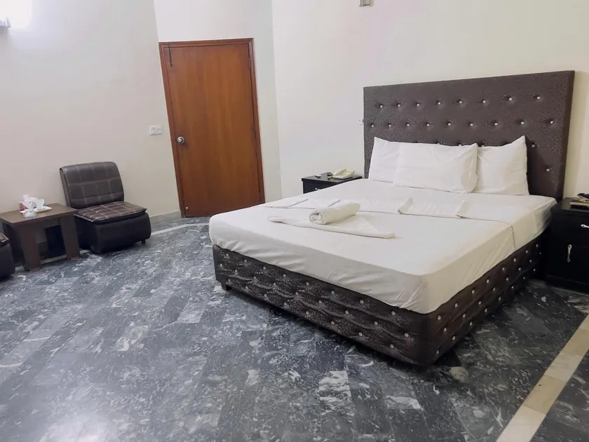 Hotel Rose Inn Lahore - Image 1