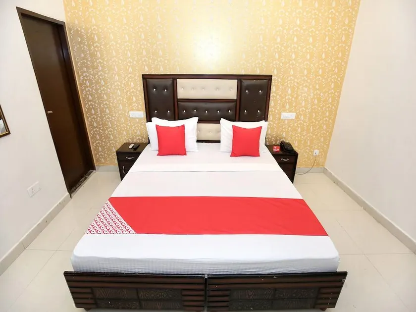 OYO Flagship Hotel Adarsh - Image 1