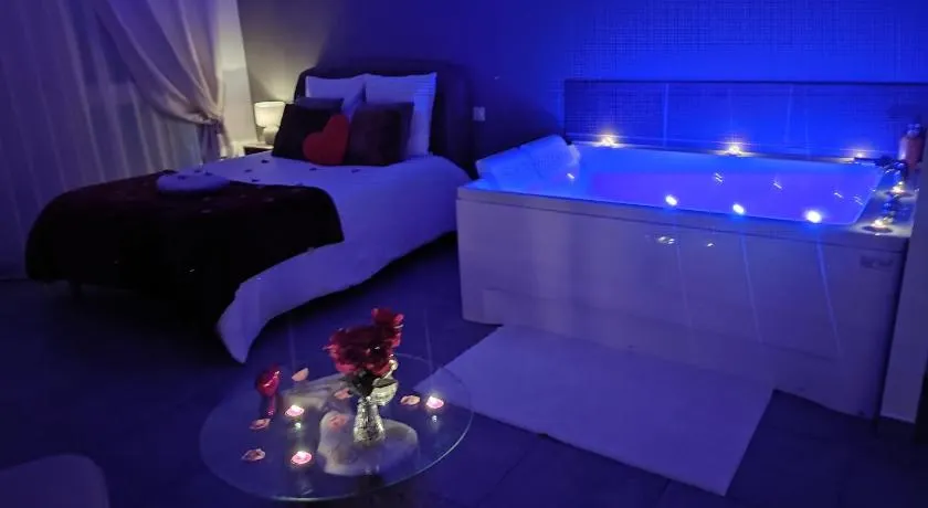 La chambre des tentations , love room avec jacuzzi - Image 1