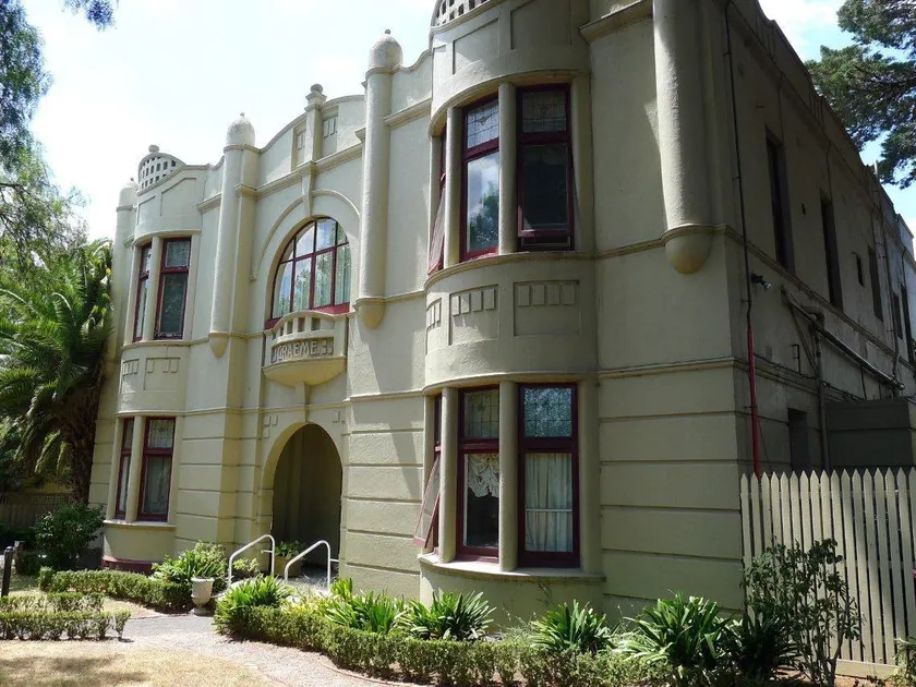 Toorak Manor Hotel Free Parking - Image 1