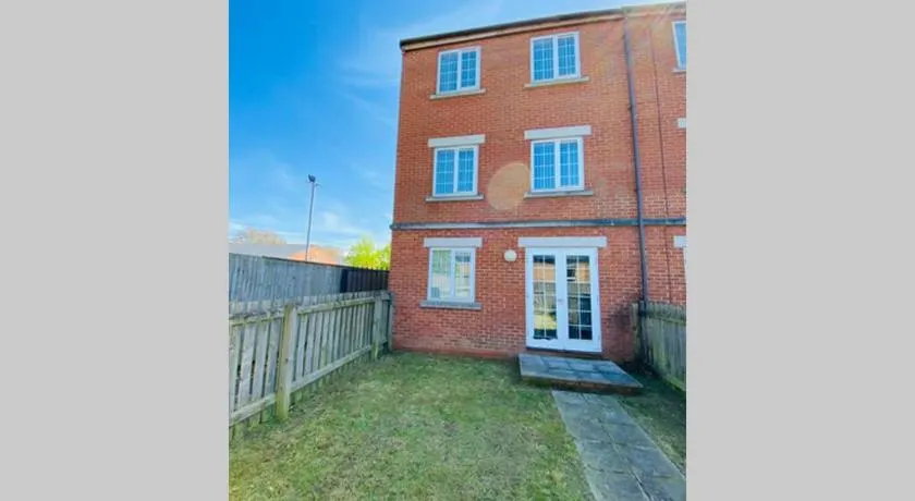 "Fishermans House" By Greenstay Serviced Accommodation - Large 4 Bed House With Parking - The Perfect Choice For Contractors, Families & Mixed Groups - Image 1