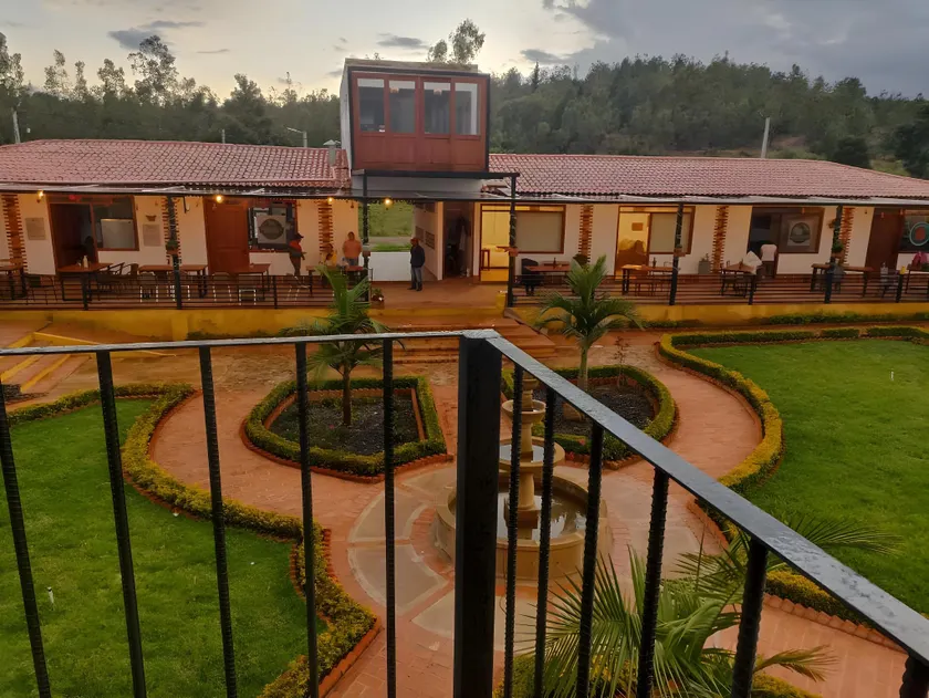 Hotel y Centro Comercial El Valle del Pliosaurio - Image 1