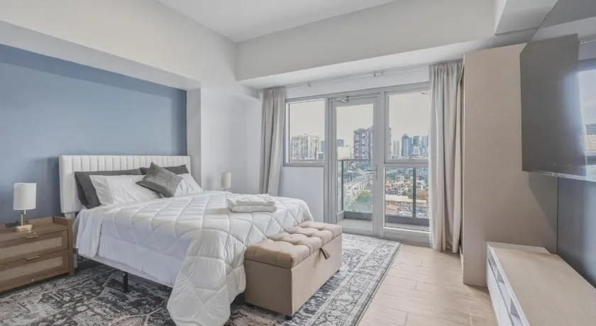 BGC Studio with Free Parking & Balcony near Uptown Mall - Image 1