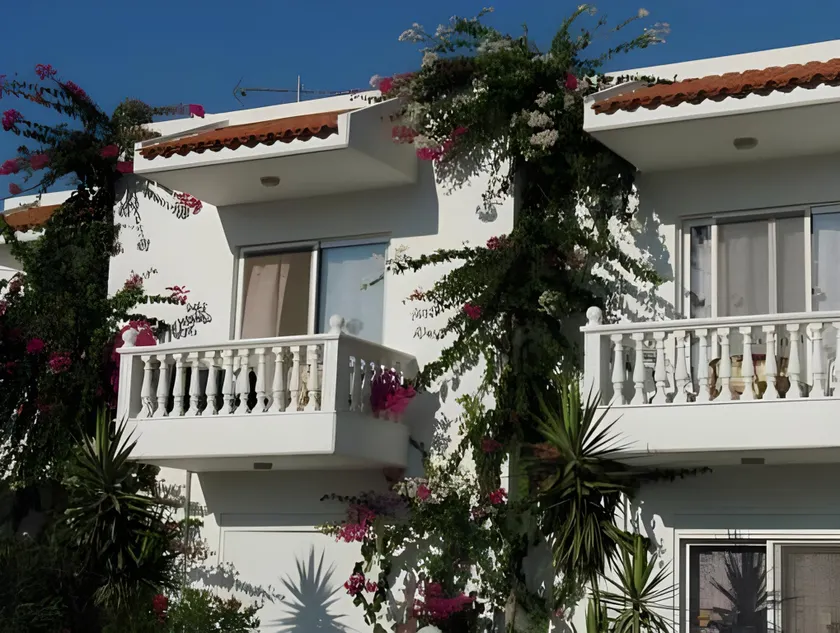 Castle View Apartments - Image 1