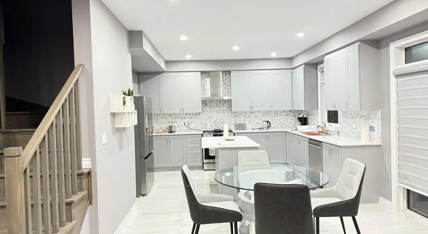 4-Bdrm Comfort with Fireplace mins from Downtown - Image 1
