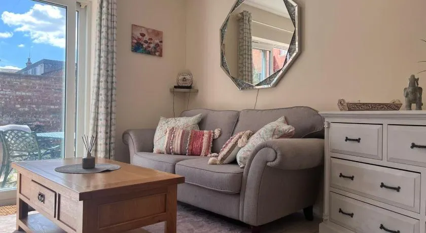 Centrally Located Lincolnshire Home With Free Parking On Premises - Image 1