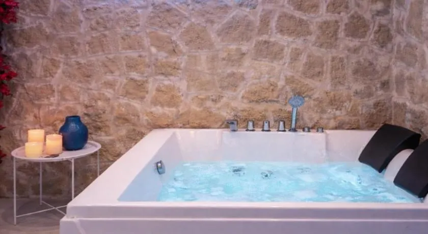Évasion Santorin - Jacuzzi & Relax - Image 1