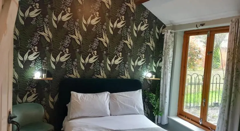 The Nook- Cotswold guest room - Image 1