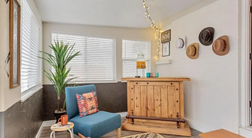 Backyard BBQ Retreat: Central 3bd - Prime Location - Image 1