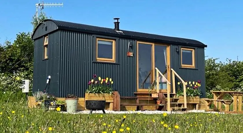 Luxury Shepherd Hut in the Peak District - Image 1