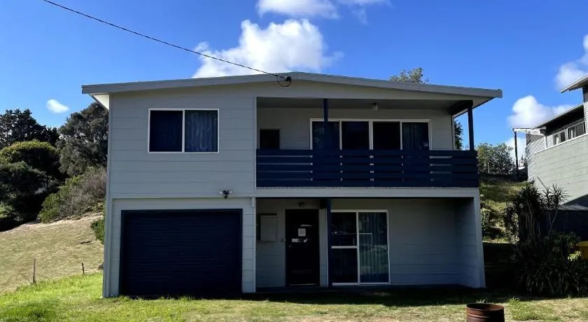 Saturn Parade Shack - Image 1
