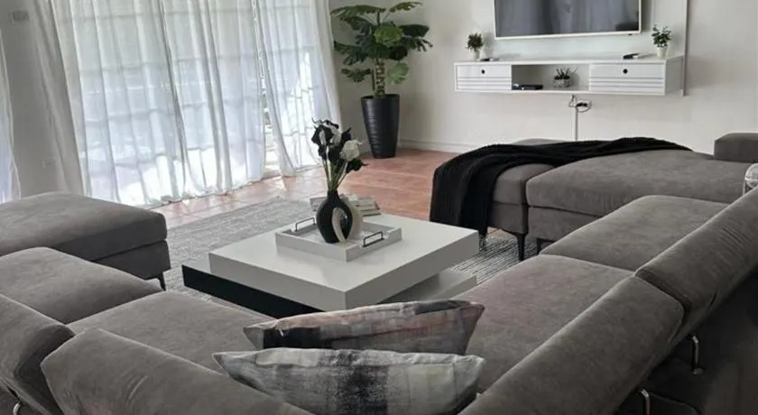 Eagles Nest Villa House AC TV WIFI Fan Luxury Modern - Image 1
