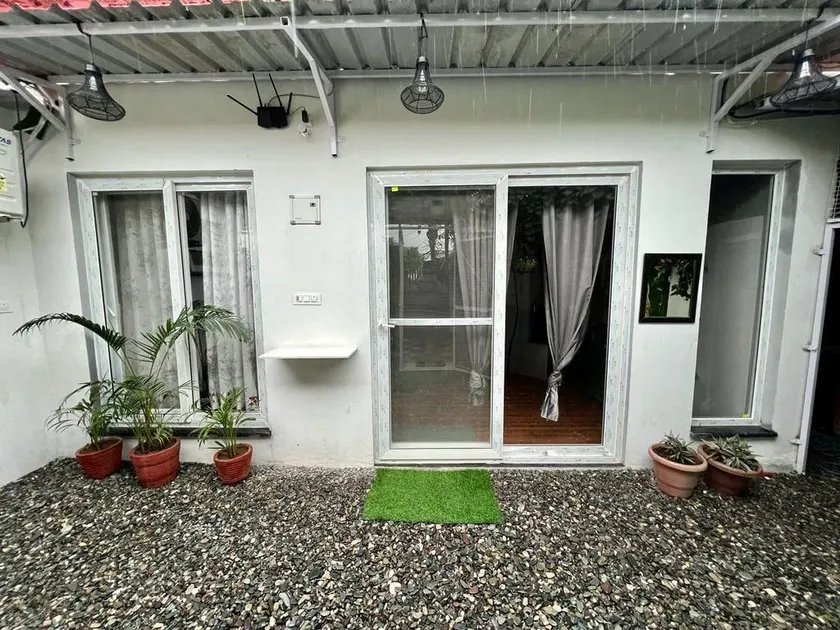Bed Tails -hill view - Image 1