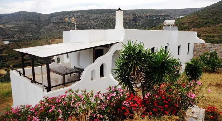 Thomas Apartments in Katapola - Image 1