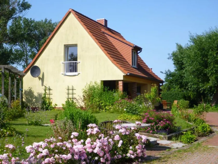 Serene Holiday Home in Niendorf with Garden and Parking - Image 1
