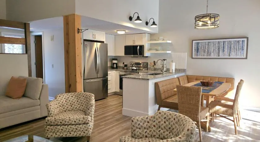 Harbor Cove 28 Beach & Pool Retreat: A cozy 3BR condo in scenic Harbor Springs, MI. - Image 1