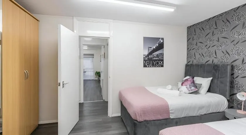 Charming 1-BR Flat in Prime North London Location - Image 1