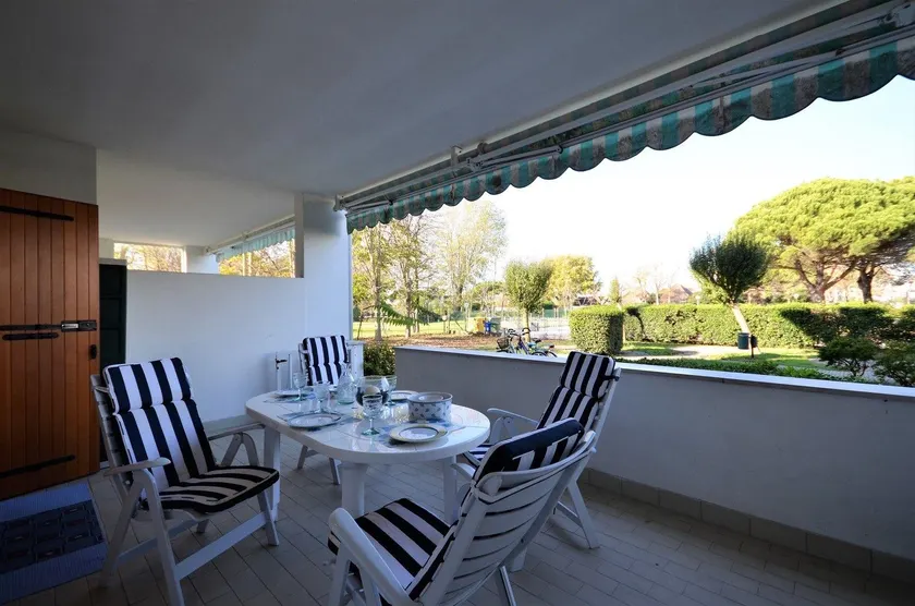 Bright retreat with pool in a quiet and green area close to the beach - Image 1