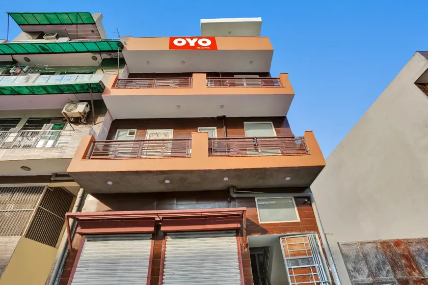 Hotel O Luxury Inn - Image 1