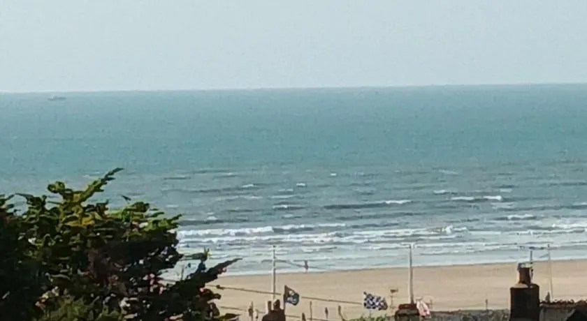 Contemporary one bed studio. Sea views and parking - Image 1