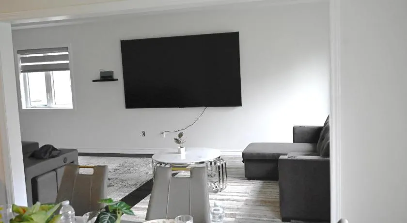Entire 4 BR Detached Home,4 Beds plus 2 Sofa Bed, Sleeps 10, Close to Niagara Falls and Niagara on the Lake - Image 1