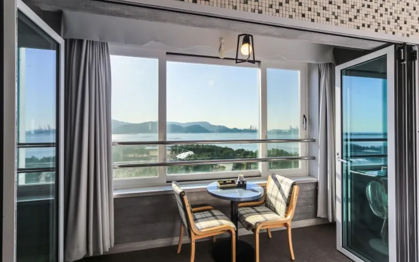 Busan Sinhodong Hotel The One - Image 1