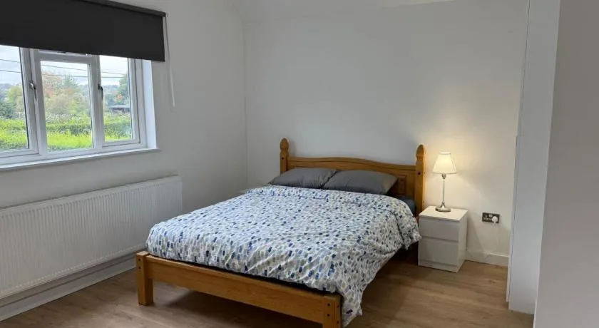 4 Bed House - Sleeps 10 - Pets - Parking - Wifi - Image 1