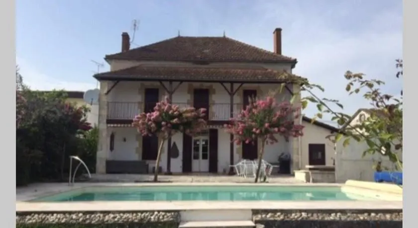 5-bedroom house with pool at edge of small village - Image 1