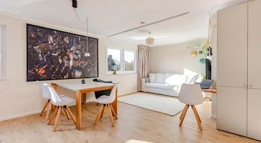 Charming top-floor apartment - Image 1