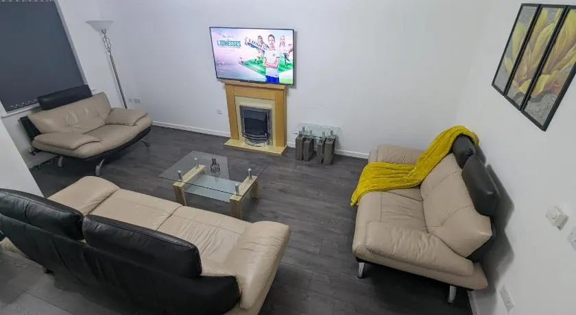 Burnley Ganzes Haus 4 Schlafzimmer - Schlafplätze für 6 - Einfahrt - Image 1