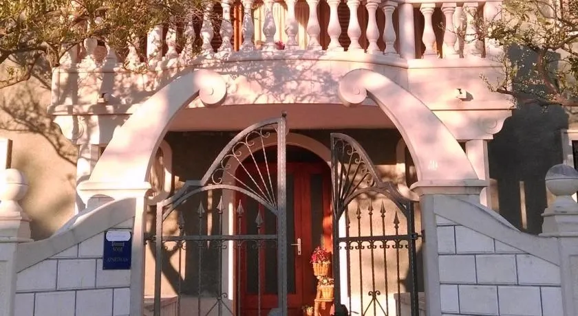 Comfortable Studio in Sumartin with Sea View 22 m - Image 1