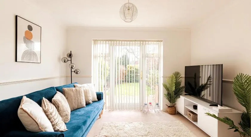 Surrey Stays - 2 Bedroom House, RH1, Contractors Welcome, Sleeps 5 max, 2 Parking Spaces, Near Town Centre, Train Station and Gatwick Airport - Image 1