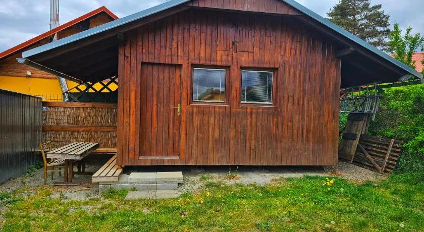 Chatičky na Hrdličce - Čím - Image 1