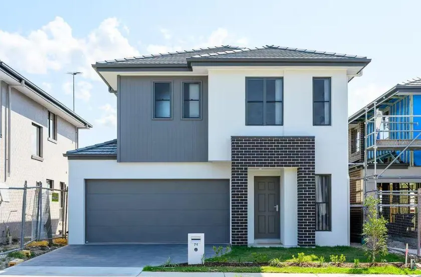 Spacious 5-bedroom building in brilliant Austral with AC - Image 1