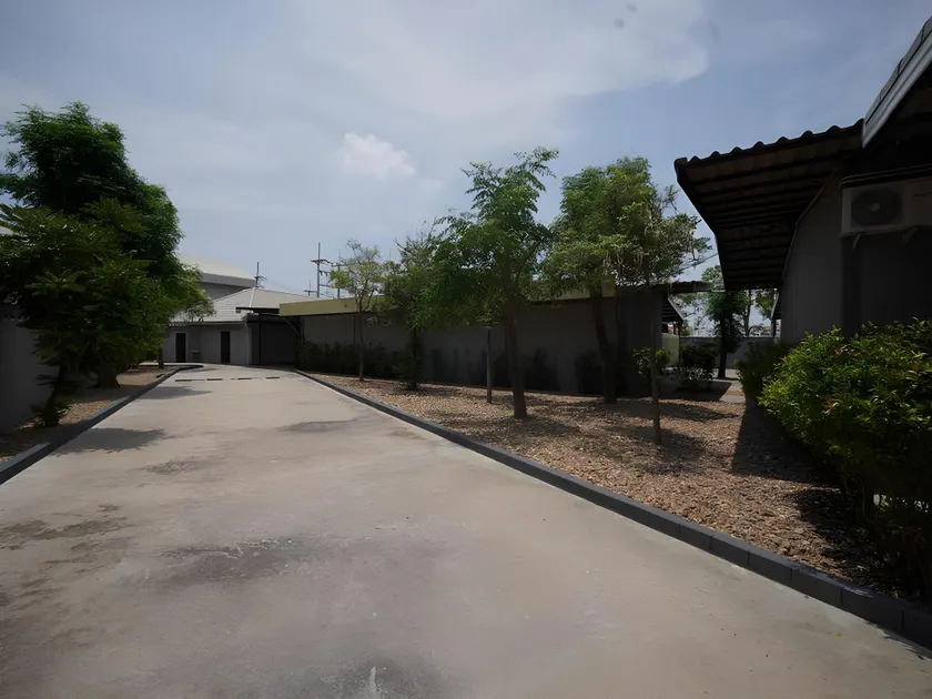 โรงแรมทูมอร์โรว์แลนด์ อมตะนคร - Image 1