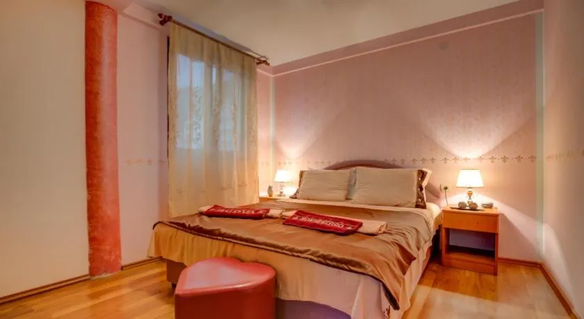 Sunny Villa Apartments - Image 1