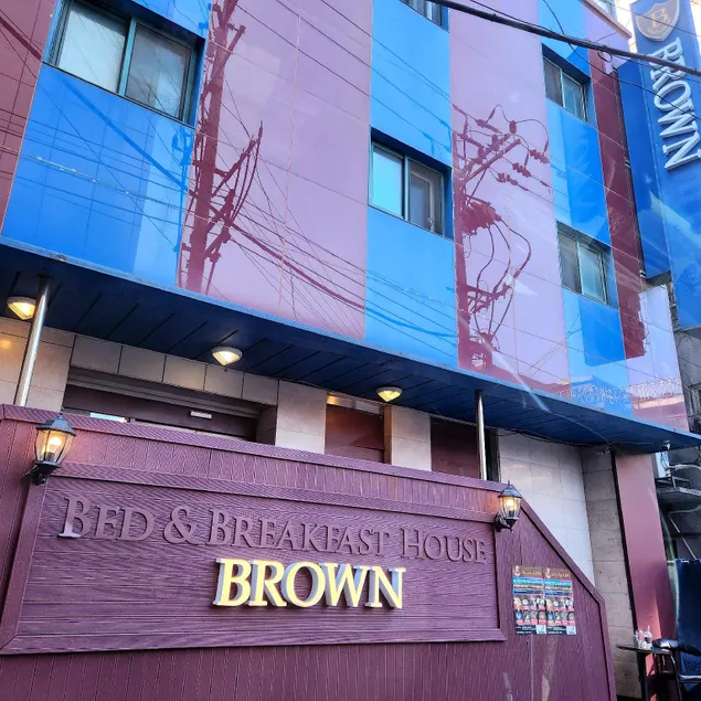 Brown Hotel - Image 1