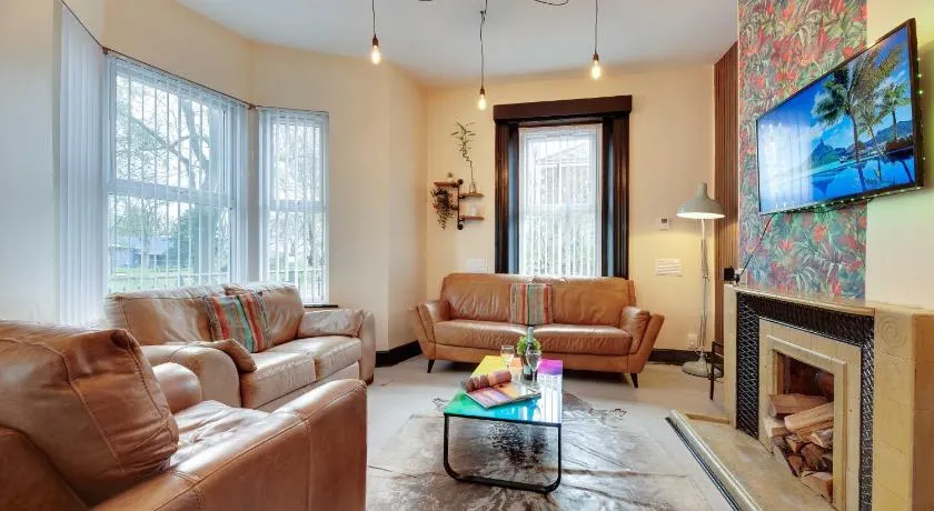 Newcastle CITY APT5,FREE STREET PARKING,4 BEDROOM HOUSE WITH 2 FULL BATHROOM AND KITCHEN,ALL ROOMS WITH TVs,7 BEDS,NETFLIX - Image 1