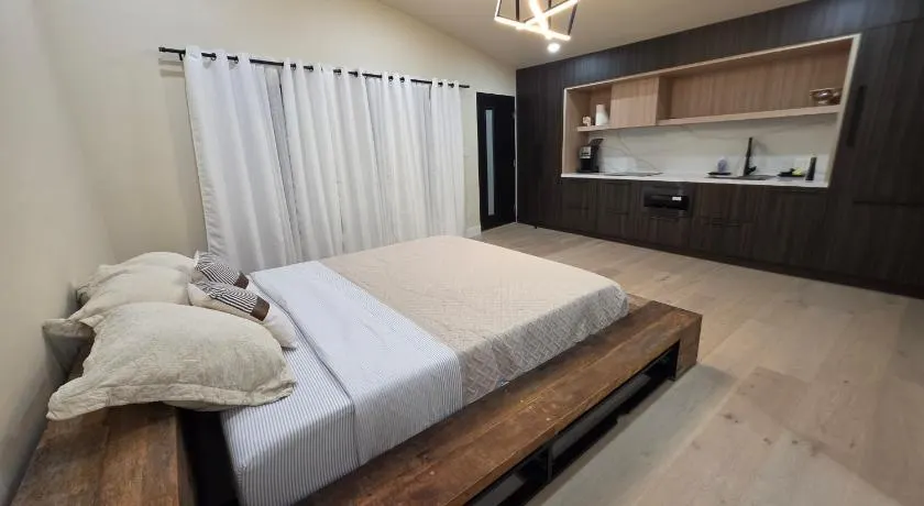 Private Studio City Suite Walk to Universal-15 min - Image 1
