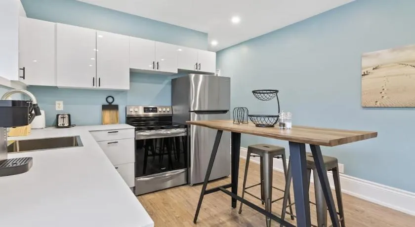 Bright and Spacious Condo in Downtown Collingwood 97043 - Image 1