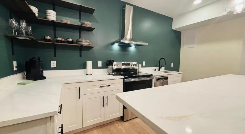 Spacious 3BR Terrace Apt Near LakePoint and Golf - Image 1